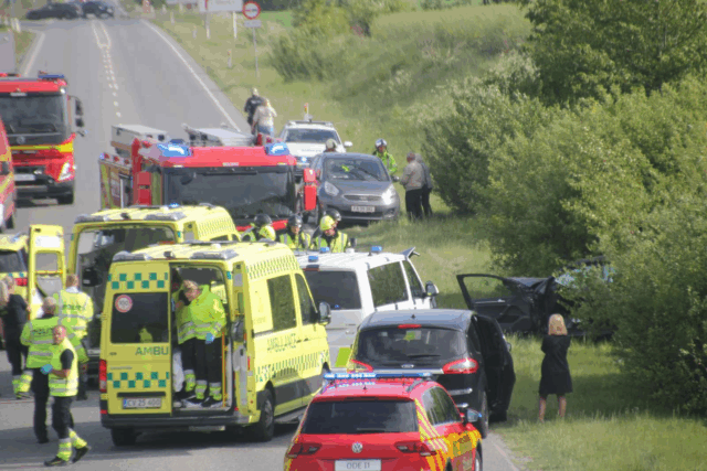 Voldsomt frontalsammenstød på landevej: Flere ambulancer fremme