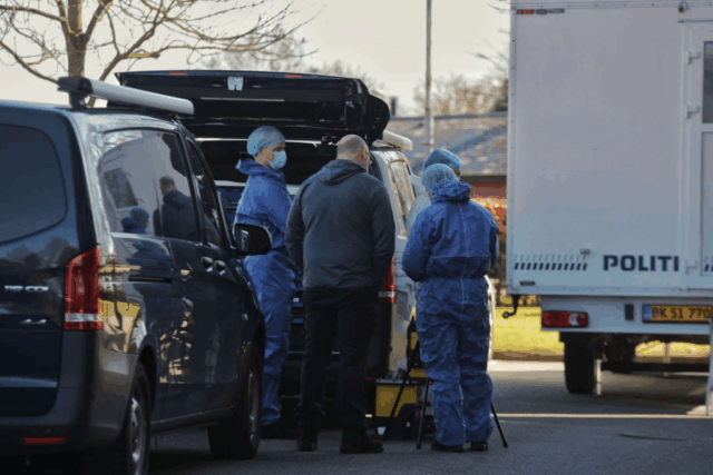 Stikker samlever i maven med køkkenkniv