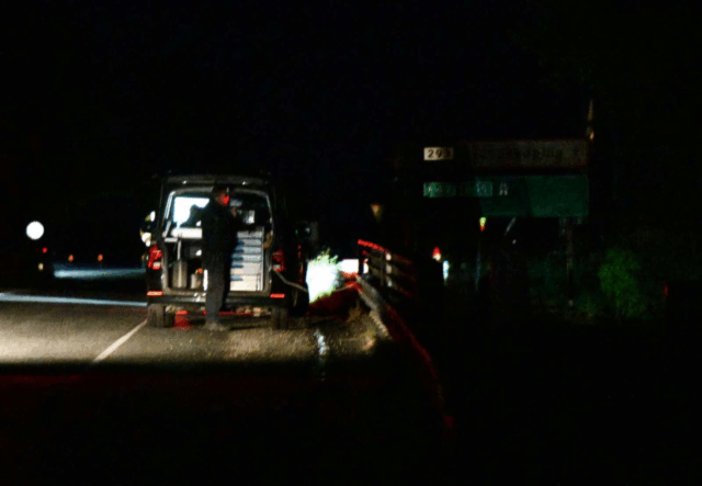 Civilpoliti til stede på bro ved motorvej