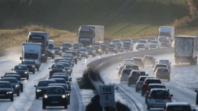 Farlig forhindring på motorvejen: Spor blokeret af tabt gods