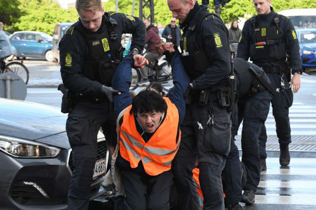 Aktivister blokerer trafikknudepunkt i København midt i myldretiden
