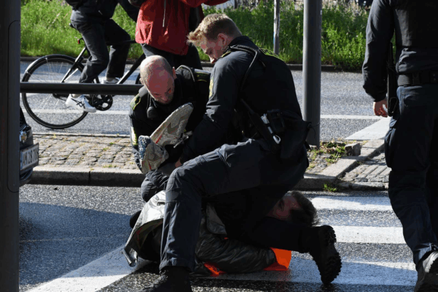 For anden gang: Nu ‘slås’ politiet med aktivister i nyt kryds