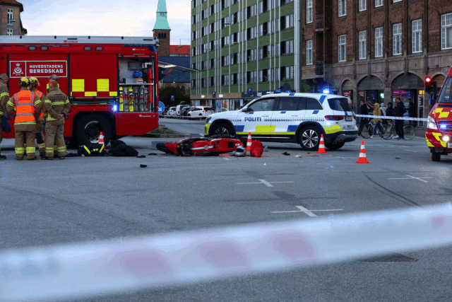 Alvorlig personskade: Brandbil i udrykning brager sammen med motorcyklist