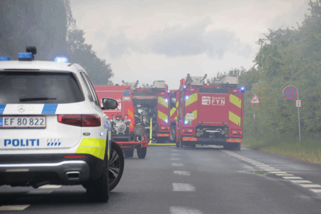 Massiv udrykning: Vej spærret under voldsom brand