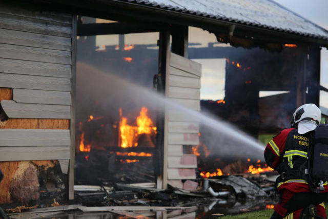 Assistance tilkaldt: Voldsomme flammer hærger hus