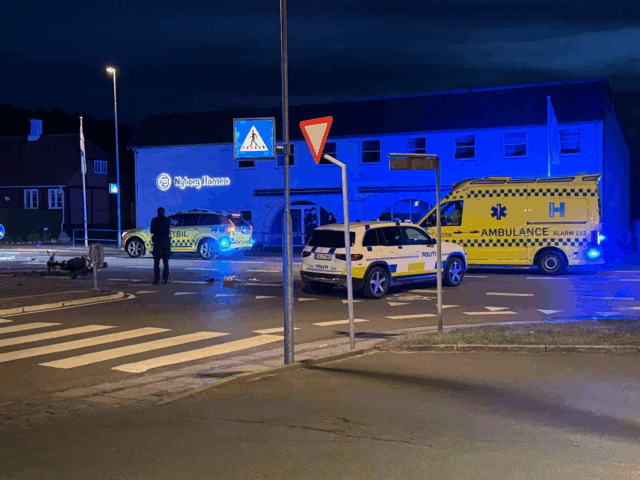 Voldsom kollision mellem scooter og personbil