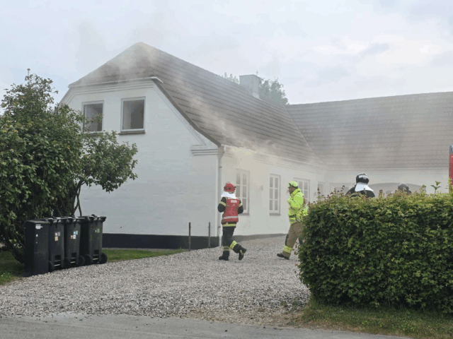 ‘Brandvæsen og politi på vej’: Massiv røgdannelse i området