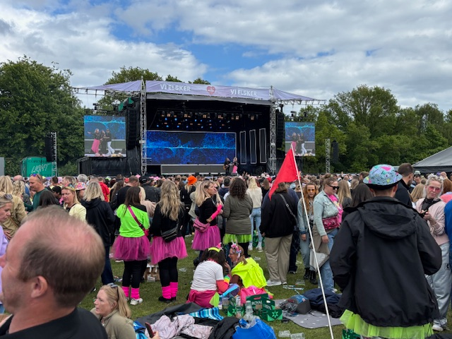 ‘Vi Elsker’ skyder sommeren i gang: Rødovre forvandles til 90’er-fest i dag