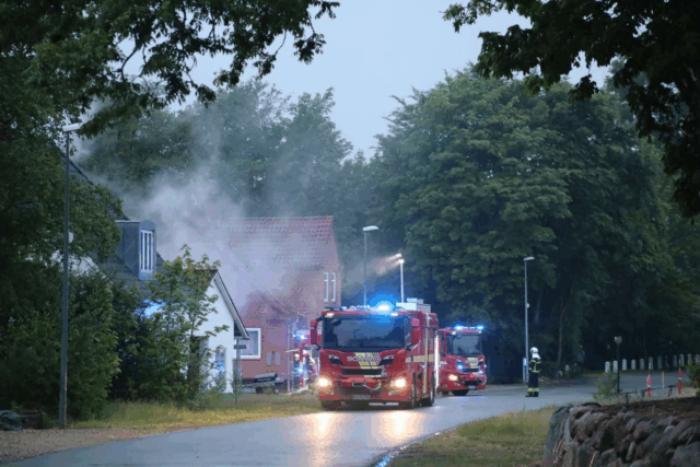 ‘Giv plads’: Brand i to lagerbygninger