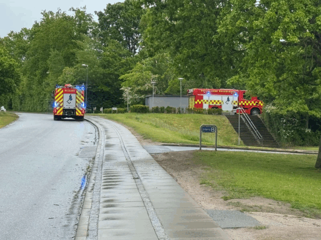 Sirener og blå blink ved skole: Udrykningskøretøjer haster ud