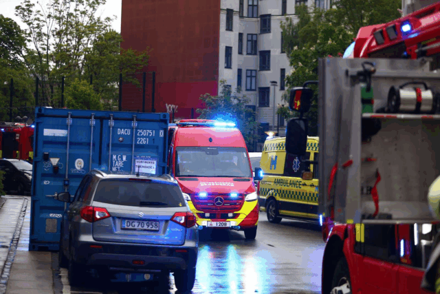 Ældre kvinde kommer til skade under brand: “Hun er blevet kørt til hospitalet”