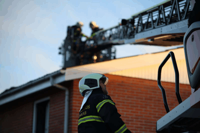 Assistance tilkaldt: Voldsomme flammer hærger hus