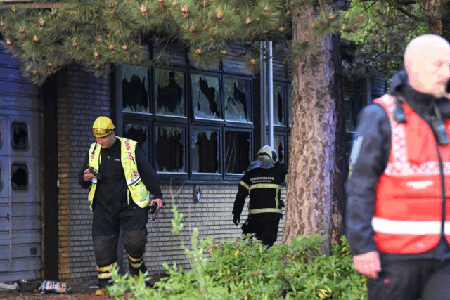 Brandslanger rullet ud og knuste ruder i bygning