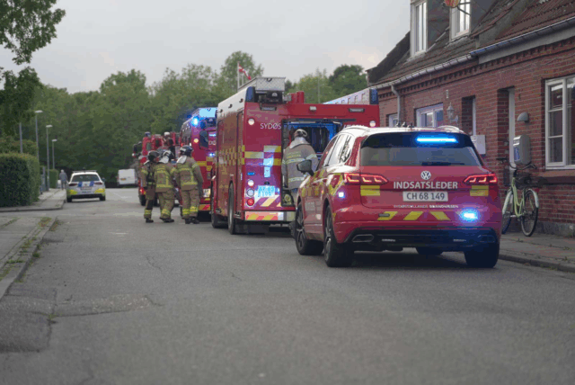 Brandvæsnet til stede efter melding om brand i rækkehus