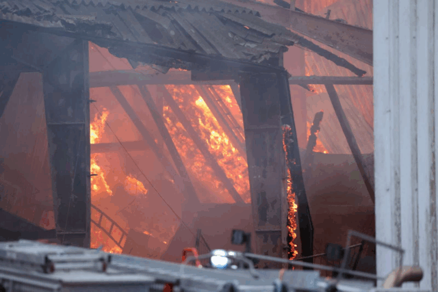 Kraftig røglugt kan genere: Voldsom brand raserer industrihal