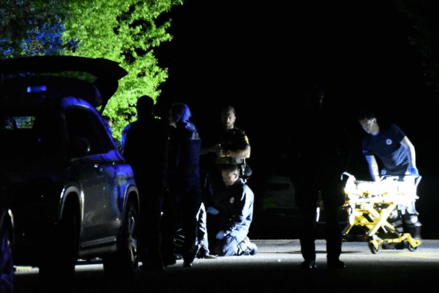 Politiet talstærkt til stede: Ambulancefolk i aktion