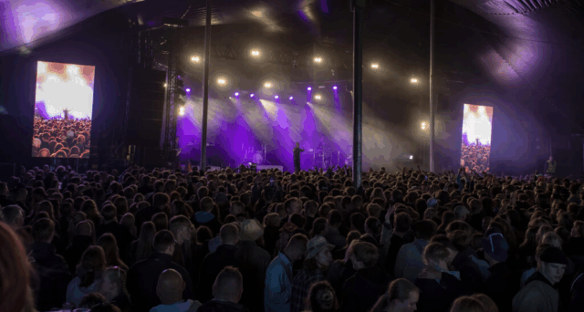 Kaotiske tilstande inden koncert: Fire personer kommer til skade på Jelling Musikfestival