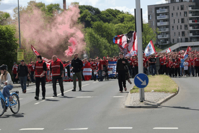 Spærret: Fodboldfans lukker byen ned inden finalebrag