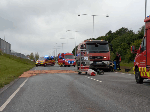 Vej spærret efter stort spild