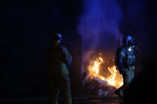 Voldsom brand i nødhjælpscontainer