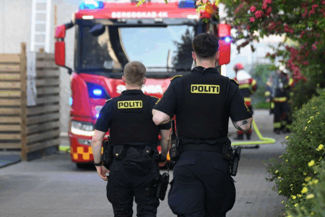 Person reddet ud af brændende bygning