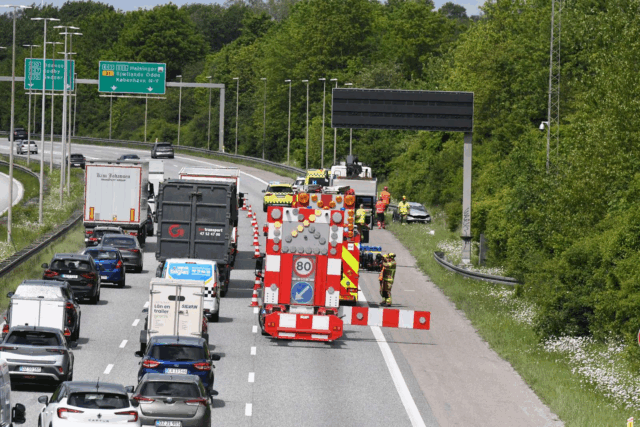 Spor spærret: Bil vælter rundt på motorvejen