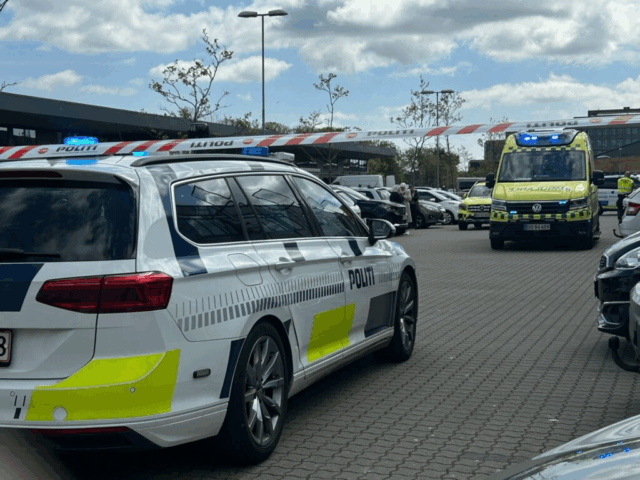 Ung mand sparker betjent i ansigtet