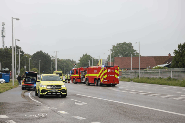 Biler kolliderer: Ambulance og akutlægebil til stede