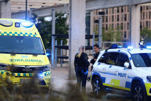 Politi og ambulance til stede ved torv