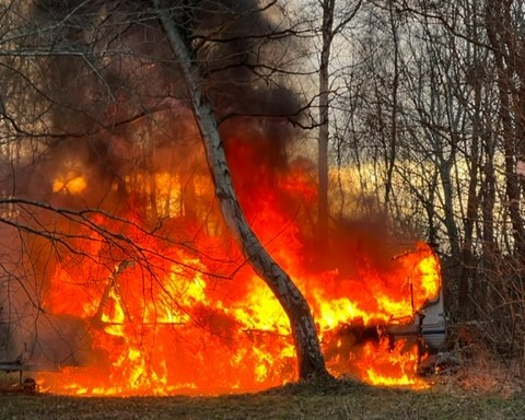 ‘Helt udbrændt’: Voldsom brand i kolonihave