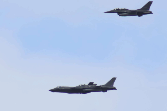 Høje brag: Kampfly i luften over Danmark
