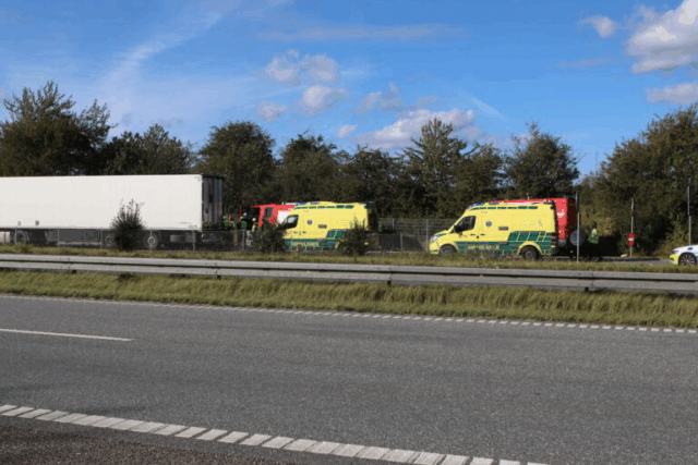 Stort uheld på motorvejen skaber lang kø: Person sidder fastklemt derude