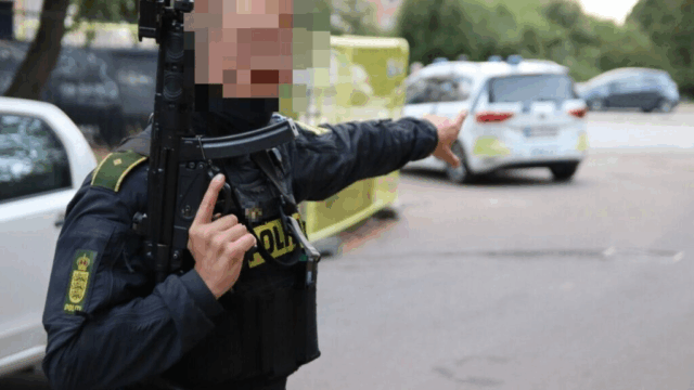 Politiet affyrer skud mod personbil