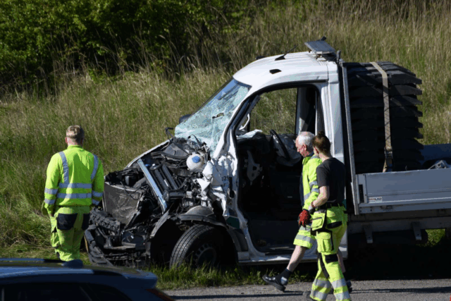 Stort uheld på motorvejen skaber lang kø: Person sidder fastklemt derude