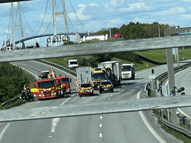 Brændende lastbil lukker Storebæltsbroen: Så længe vil det stå på