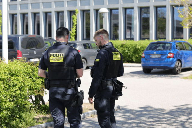 Melding om knivstikkeri: Politiet evakuerer gymnasium