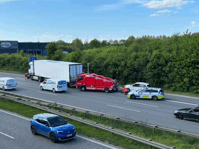 Tilkørsel og spor spærret på motorvej: Lastbil og bil kørt sammen