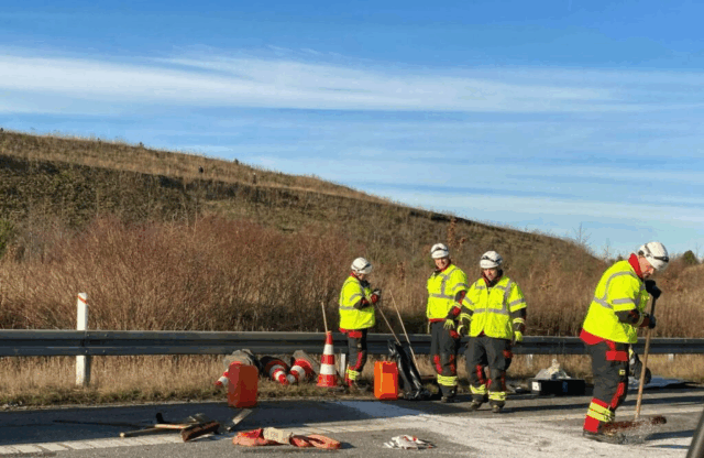 Bil torpederer skiltevogn på motorvej
