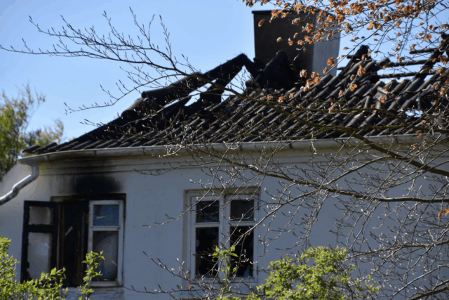 Hus ædt af voldsom brand: Flammer brudt gennem taget