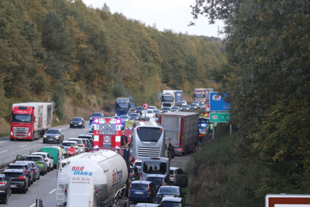 Motorvej helt spærret efter voldsomt uheld