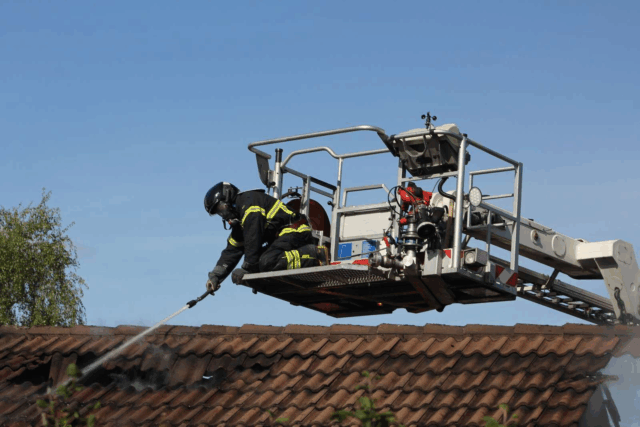 Voldsom brand raserer rækkehuse