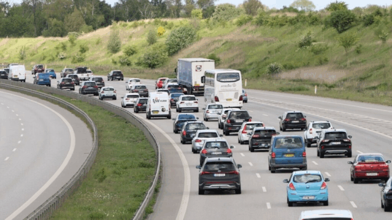 mekaniker til biler på motorvej