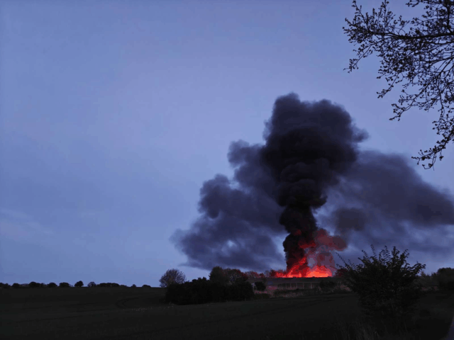 Kæmpe gårdbrand: Beredskab beder borgere holde afstand