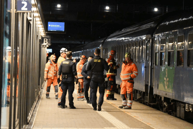 Togbrand på station: ‘Lugter brændt i samtlige syv vogne’