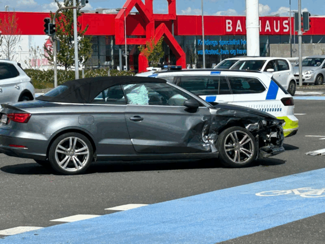 Stationcar og sportsvogn smadrer sammen i stort kryds