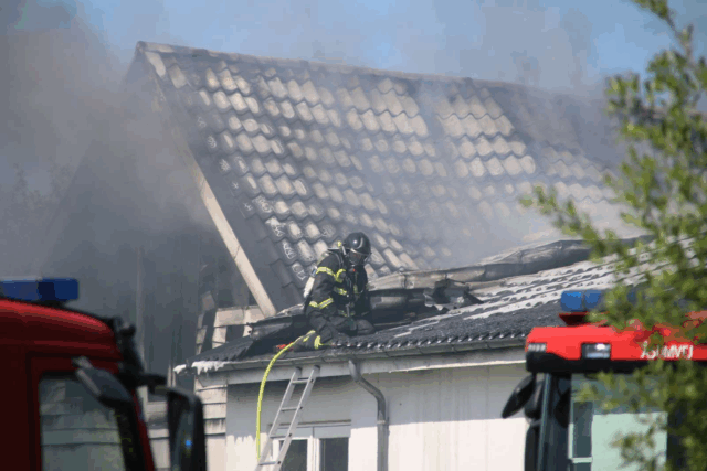 Kraftig røg fra voldsom husbrand: ‘Luk døre og vinduer’