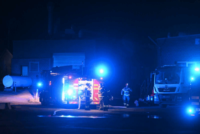 Flammer brudt ud på fabrik