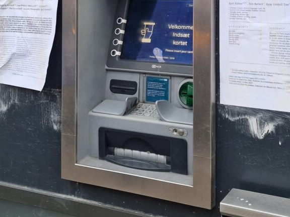 Hæveautomat spyttede bare penge ud: Pludselig kom der 8.000 kroner