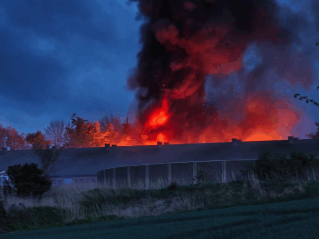 Eksplosionstruet maskinhal i massive flammer: Intens indsats natten lang