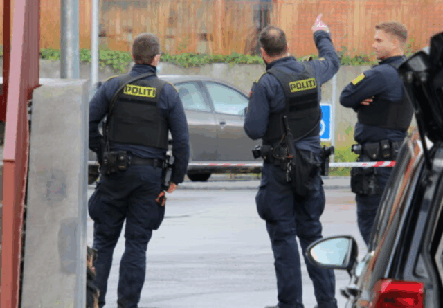 Politiet gør vildt fund i bil – Bevæbnet til tænderne